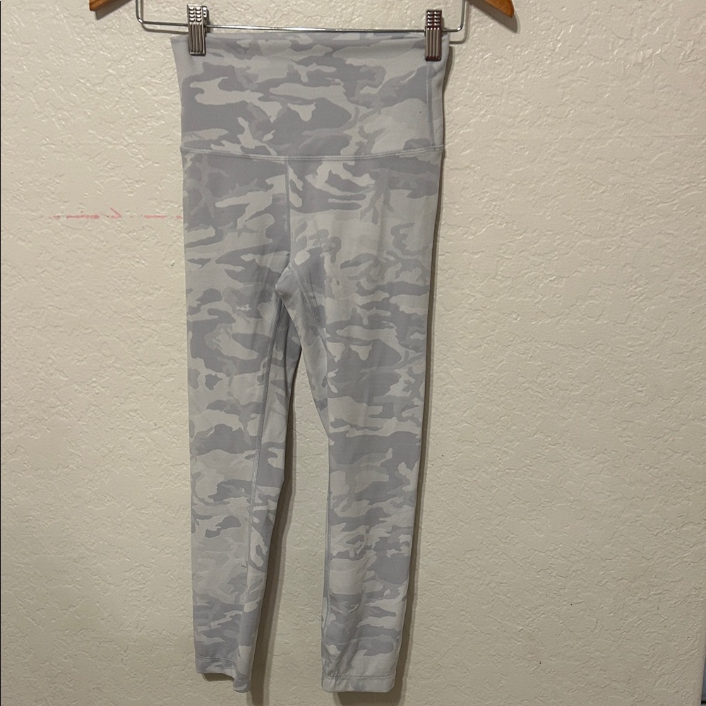 🚀Lululemon Athletica Light Gray Camo Leggings size 4 GUC - Picture 3 of 11